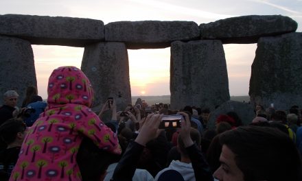 Solstițiul de vară sărbătorit la cercul de pietre de la Stonehenge (Anglia)