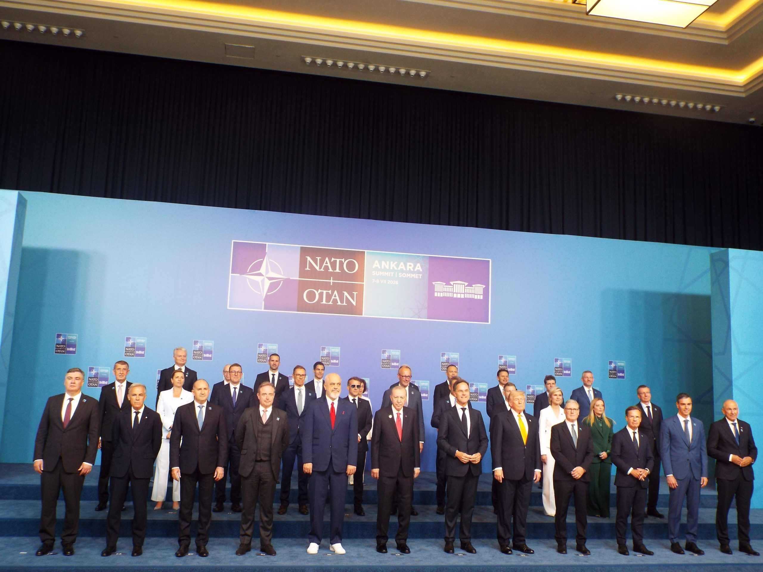 Fotografie de grup cu șefii de state și guverne prezenți la Summitul N.A.T.O. de la Ankara. Credit foto: Ion Marius Tatomir